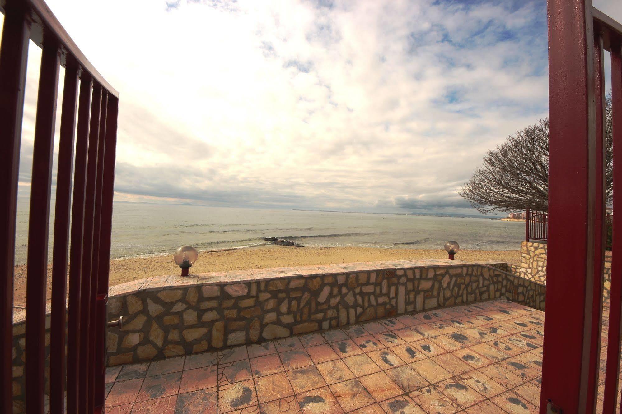 Privilege Fort Beach - Menada Apartments Elenite Luaran gambar